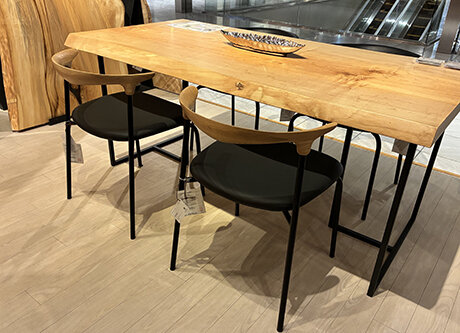 無垢テーブルとフローリングのコーディネート3