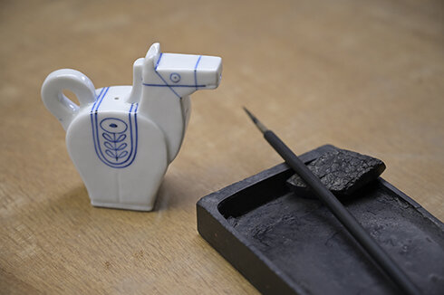 「水滴（すいてき）」は硯（すずり）に水を注ぐための道具。上出長右衛門窯の干支の動物をかたどった水滴は若い世代にも人気。