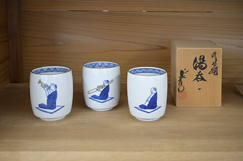 伝統的な「笛吹（ふえふき）」の湯呑と現代のストリートカルチャーがリミックスされたシリーズについては、後ほど。