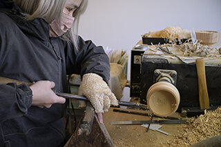 木地師のKさん。木地師の採用によりデザインの幅が広がり、小ロット生産が可能に。