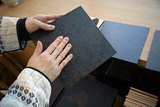 個別注文では仕上げ方法も指定できる。こちらのサンプルは和紙のような感触が新鮮。