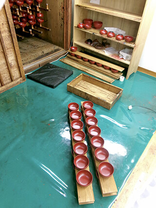 「漆風呂」の順番待ちをしているお椀たちの姿がなんとも可愛らしい。