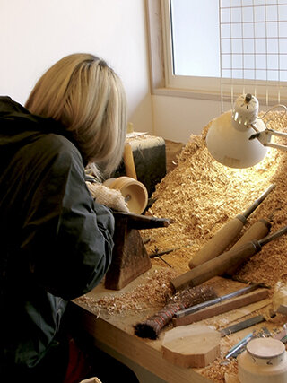 何本もの鉋（かんな）を使いわける木地師さんの目の前には木くずの山が。