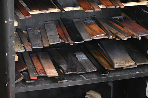 漆を塗る刷毛。塗る器の大きさや曲面の角度など、用途ごとに最適な幅がある。