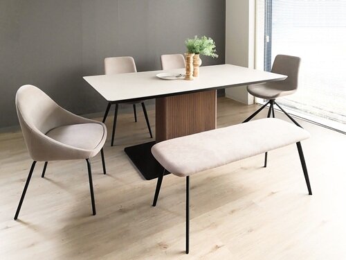 エムケーマエダの家具のダイニングテーブルとベンチ