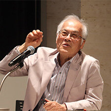 インタビューを受ける藤森照信氏3