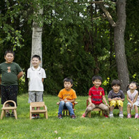 ①歴代の椅子に座る町のこどもたち のコピー.jpg