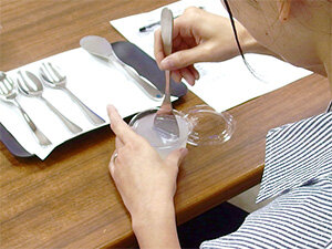 スプーン比較体験の様子