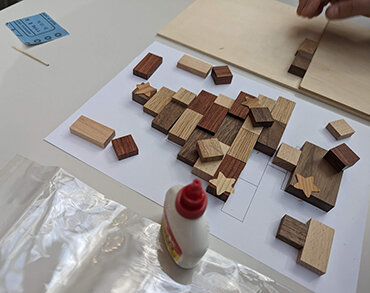 廃材から作る木のモザイク「クリスマスツリー」製作過程2