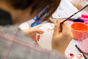 「シラキ工芸」による八女提灯の絵付け体験ワークショップ1